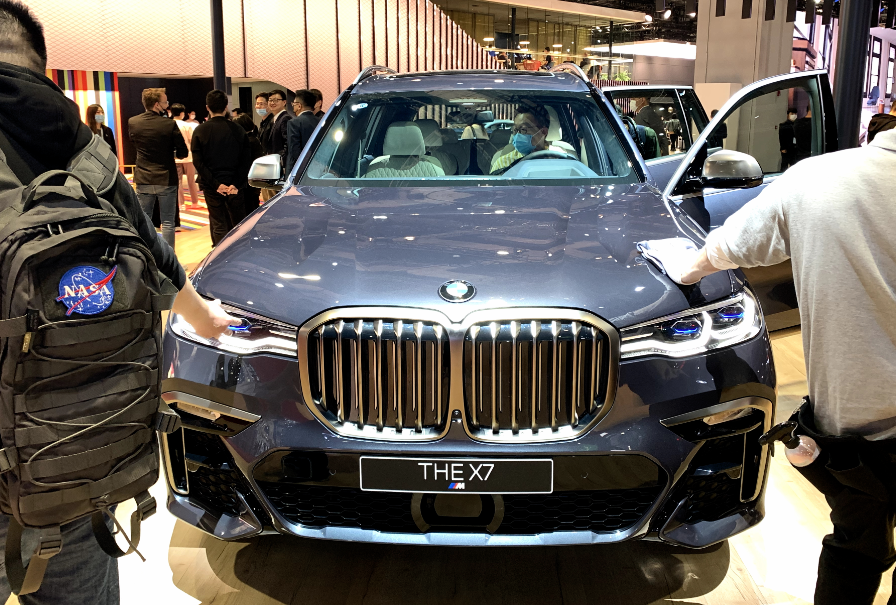 气场强大的百万级豪车 宝马x7展示旗舰级魅力 标配空气悬挂 腾讯新闻