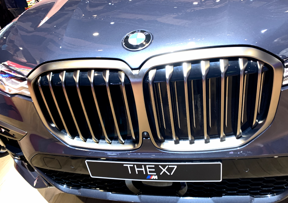 气场强大的百万级豪车 宝马x7展示旗舰级魅力 标配空气悬挂 腾讯新闻