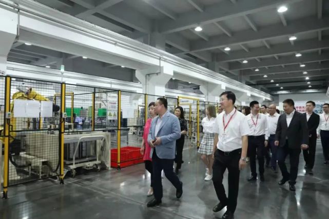 黄光裕,杜鹃一行在格兰仕参观双方团队先后参观格兰仕工业4.
