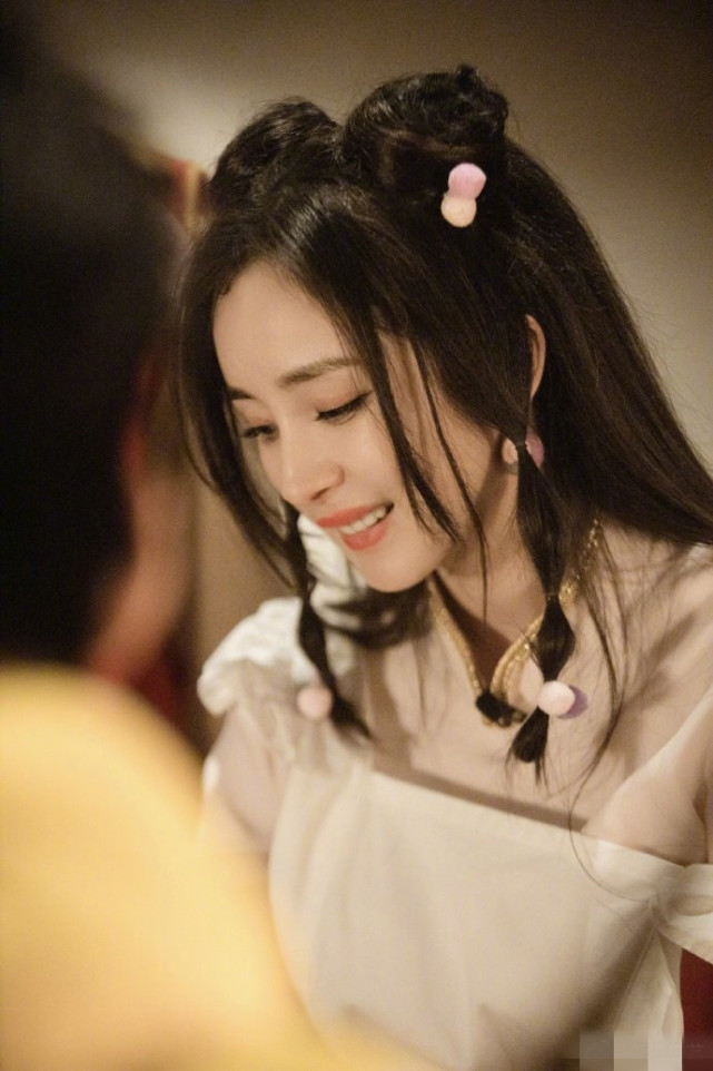 杨幂扎丸子头cos珊璞,装扮粉嫩小蛮腰惹眼太迷人