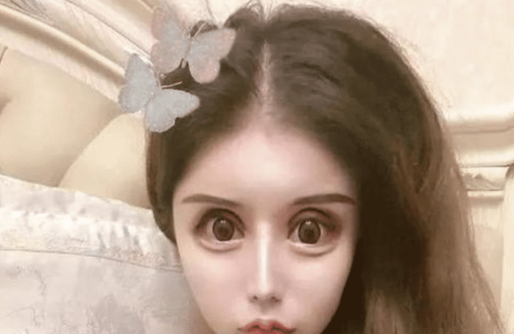 娜娜的认知中,女性的嘴唇应该有饱满的弧度,鼻子翘起来,于是在三年