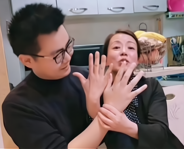 郭威搬进新房许妈姚爸来给郭威的新房打扫卫生场面温馨