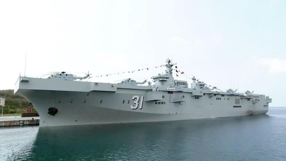 075型两栖攻击舰海南舰
