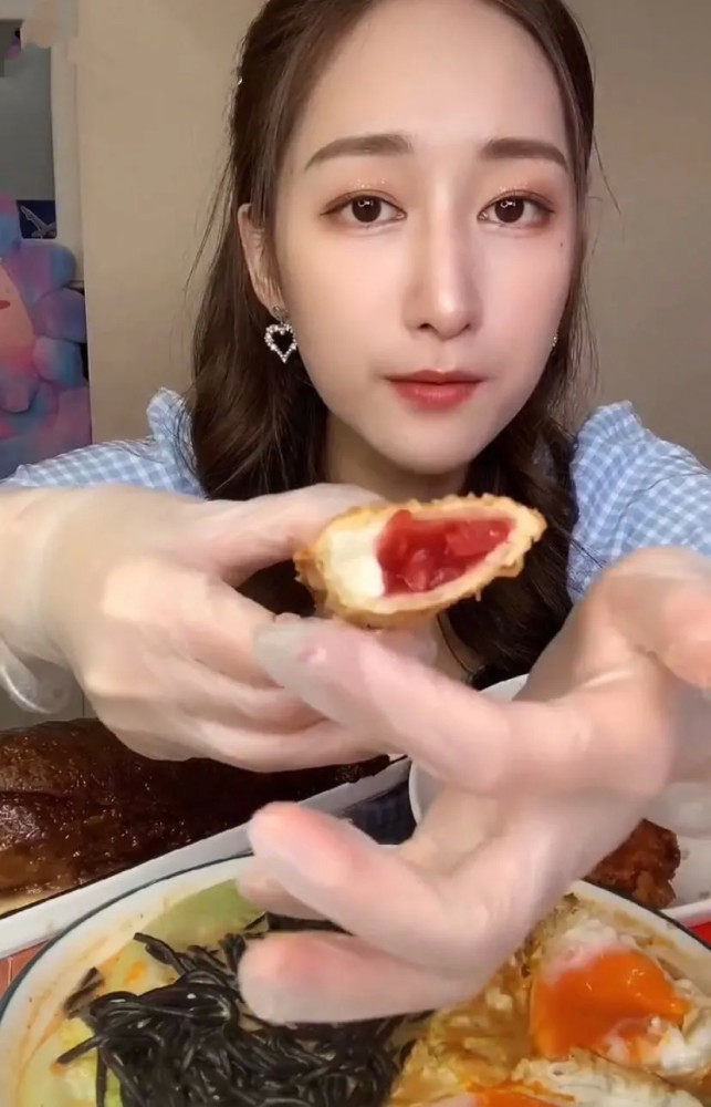 美女吃播晴子最新视频惹众议嘴角都烂了还直播钱真有那么香