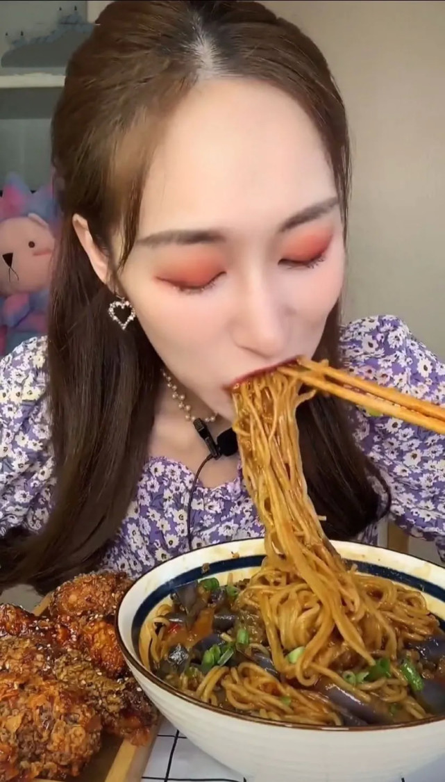 美女吃播晴子最新视频惹众议嘴角都烂了还直播钱真有那么香
