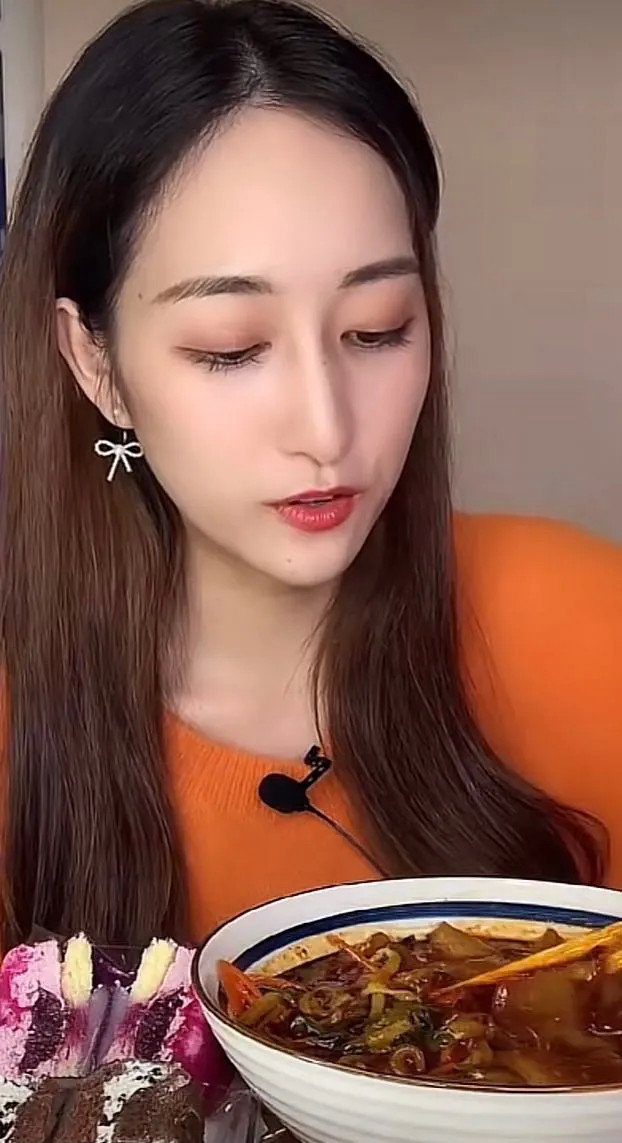 美女吃播晴子最新视频惹众议嘴角都烂了还直播钱真有那么香