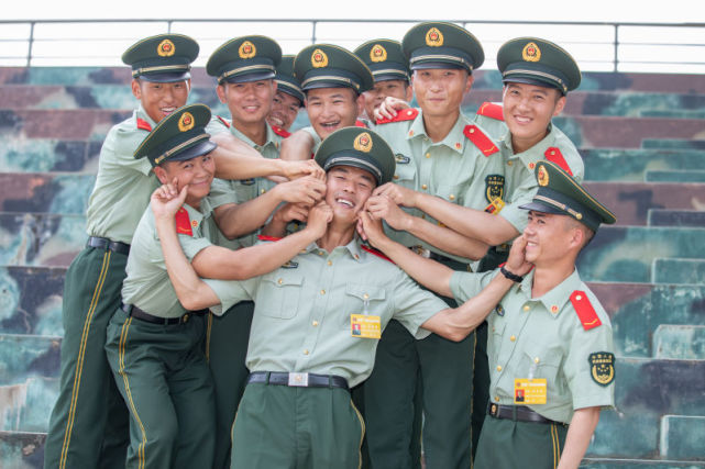 广西武警千余名新兵授衔