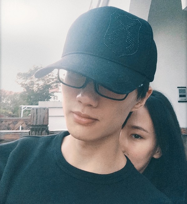 34岁黄龄新男友身份疑曝光长相普通不及许嵩曾戴婚戒引发质疑