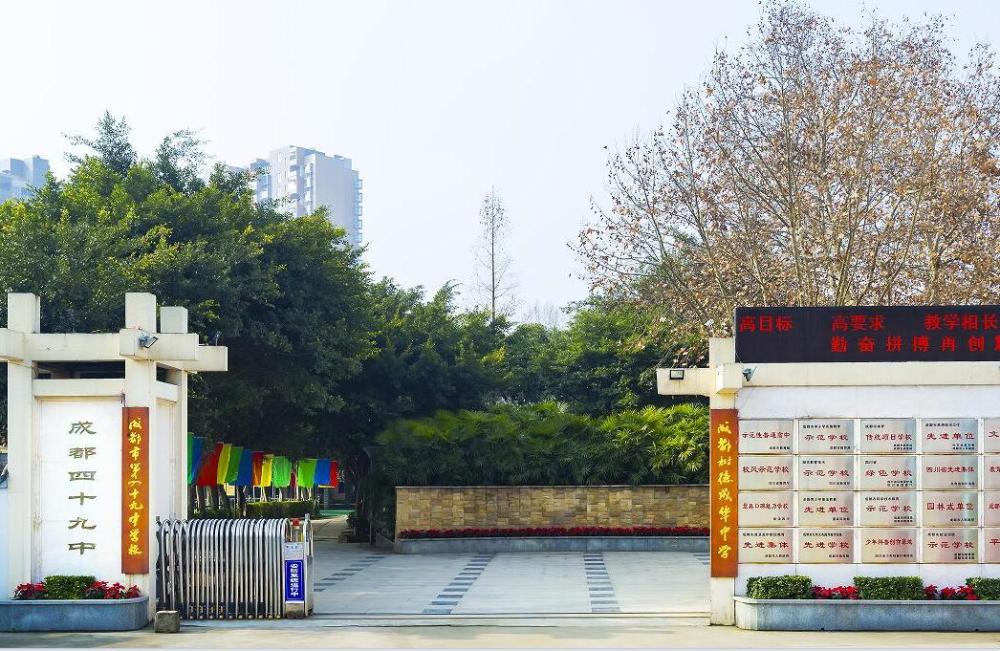 成都四十九中高二学生坠楼,一条活生生的生命没了,学校为何不敢说真话