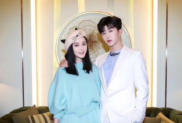 范冰冰父母现身机场粉丝错把范父认成范丞丞60岁与儿子像兄弟