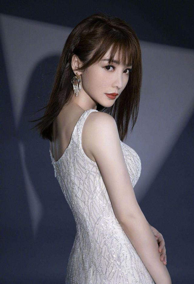 柳岩紧身长裙写真s形的身材好迷人