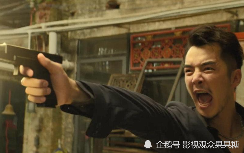 从剧情来看,这部电影中有很多让人想不到的"大尺度"画面,比如"撒钱"的