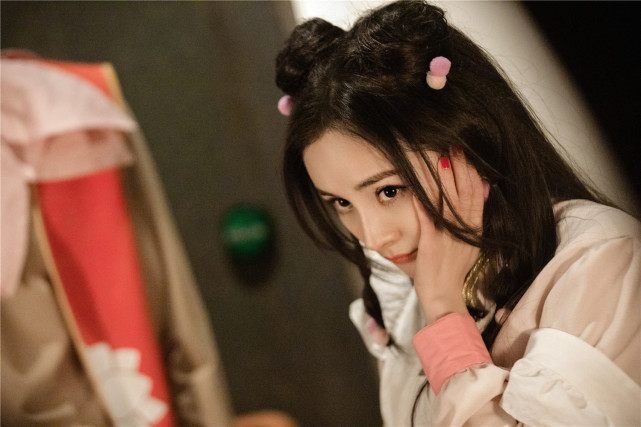 杨幂丸子头cos珊璞,粉嫩着装挑战二次元,35岁扮少女太敢了