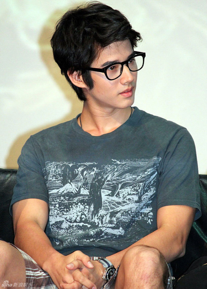 还记得暹罗之恋的少年马里奥吗这次他跟蔡卓妍拍了部爱情片