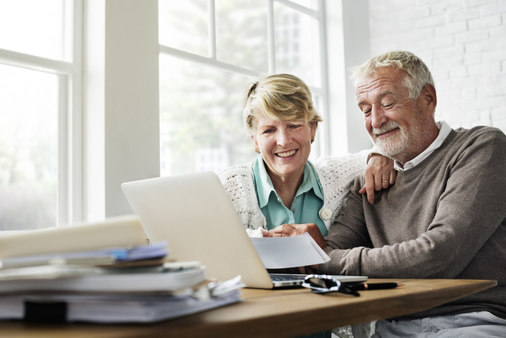 当人退休之后,该不该"外出工作"来帮补家庭?两位老人道出真相