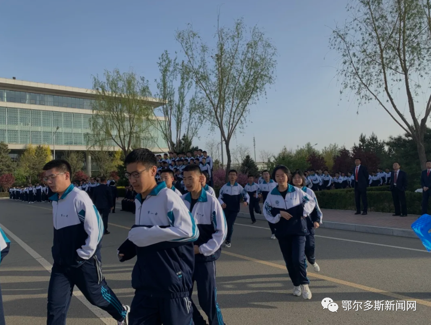 壮观鄂尔多斯市一中千人毕业照