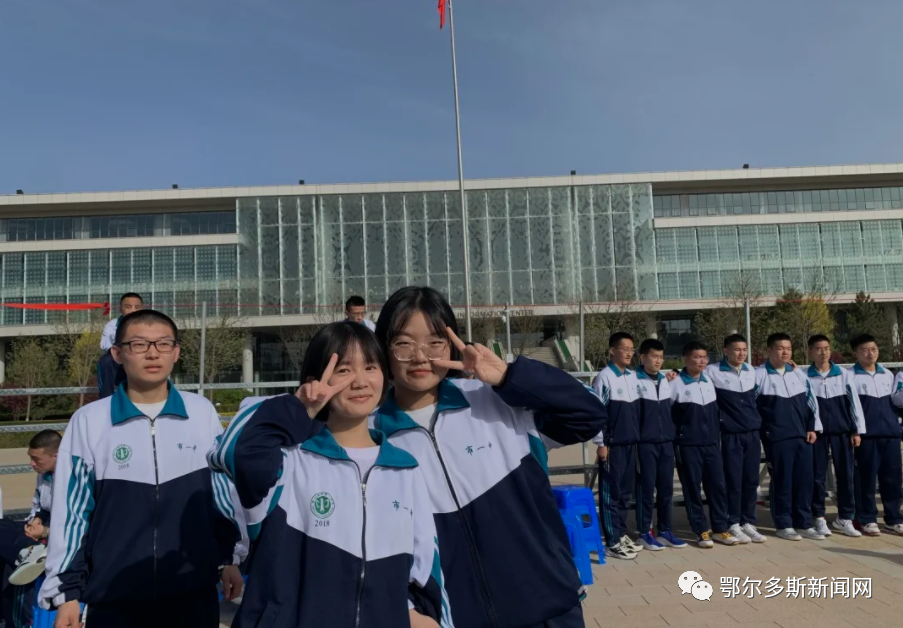 壮观鄂尔多斯市一中千人毕业照