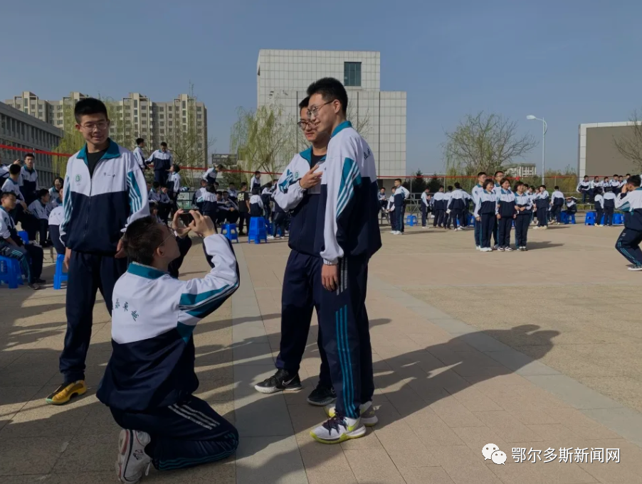 壯觀鄂爾多斯市一中千人畢業照