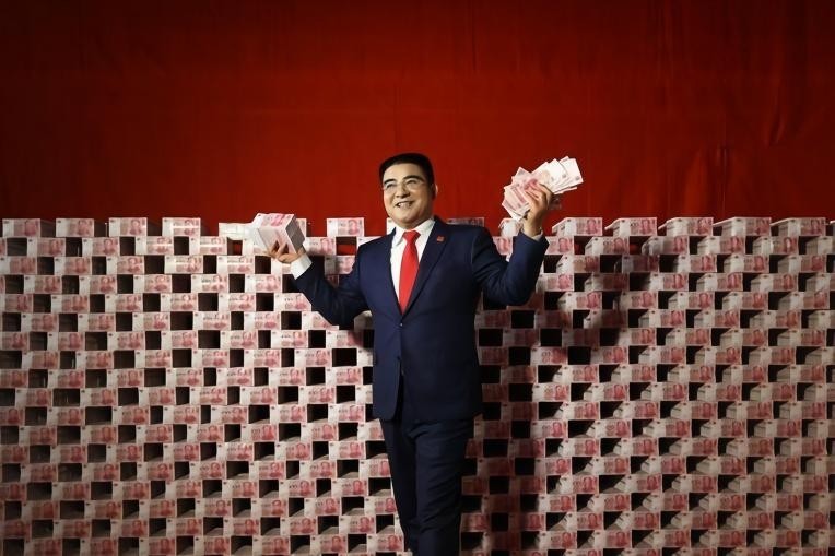 "慈善达人"陈光标,曾现金"筑高墙",如今却被拍到在家种田?_腾讯新闻