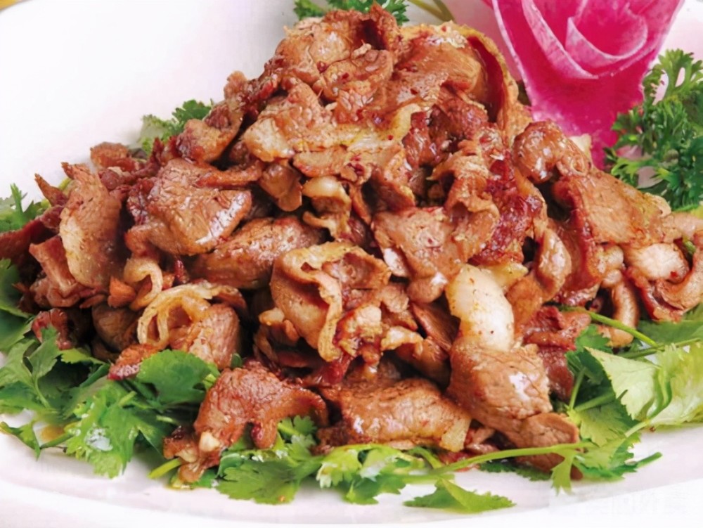 孜然羊肉卷3,在锅中倒入油,放入姜丝爆香后先放入山药翻炒两三分钟