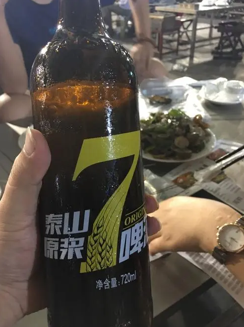 值得一提的是,燕京啤酒不僅價格實惠,營養也很豐富,從配料表就可以