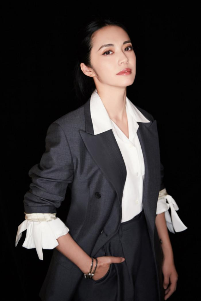 穿酒红色西装的姚晨,帅到让男人自卑,飒到让女人着迷!_腾讯新闻