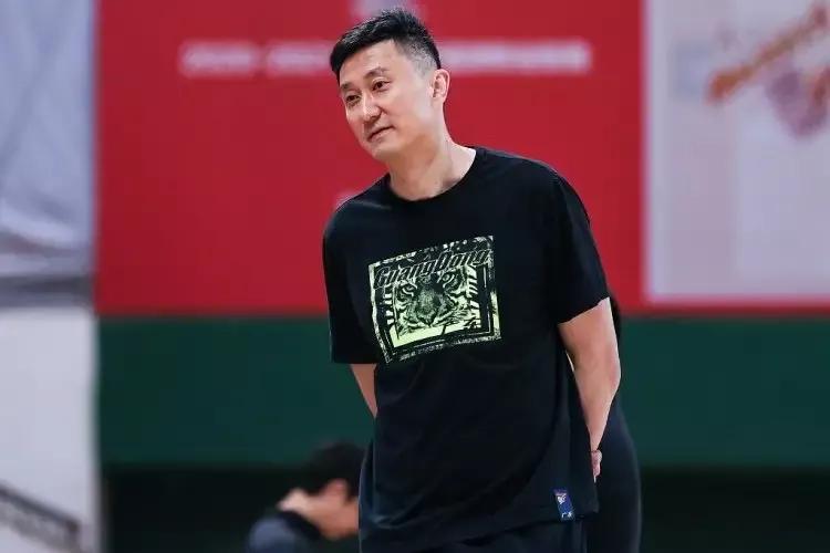 上海男篮 杜锋返粤参加重要会议，下赛季CBA群雄争霸，广东引援刻不容缓！