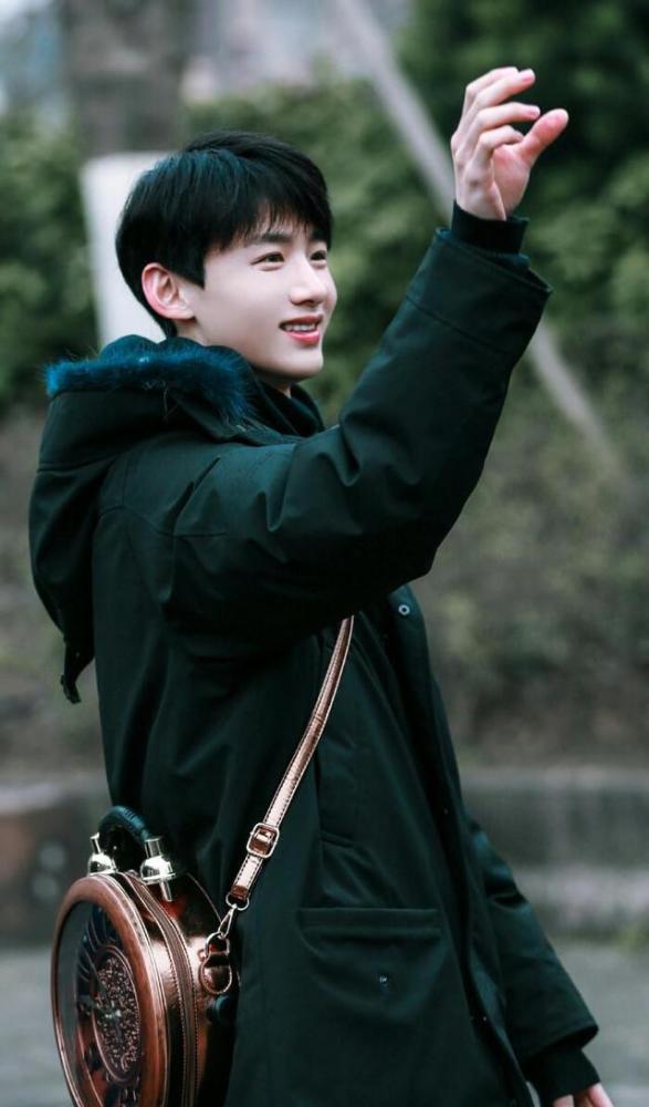 白敬亭晒健身照帅气的外貌配上健美的身材这也太有魅力了吧