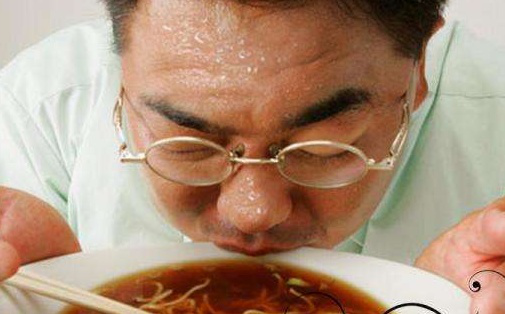天冷吃饭也是满头大汗可能与这3个问题有关尽量别大意了