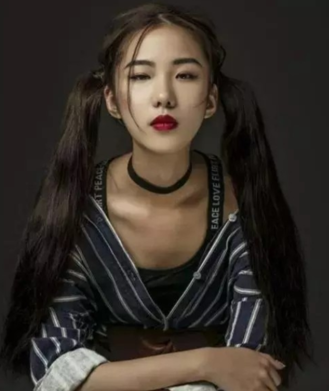 变形计刘思琦16岁吃饭要妈喂零花钱上万如今逆袭设计师