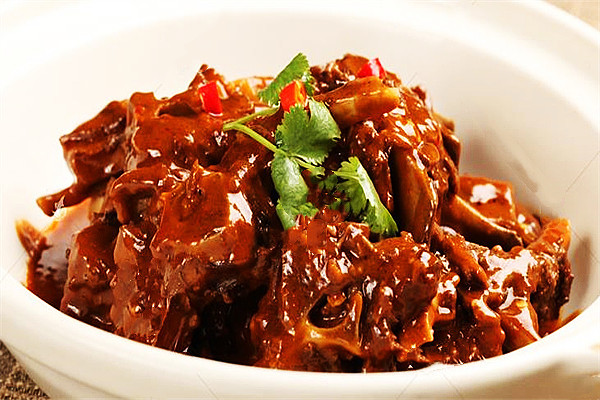 鲁菜--红烧羊蝎子准备食材:羊蝎子,白糖,生抽,老抽,葱,姜,蒜,洋葱