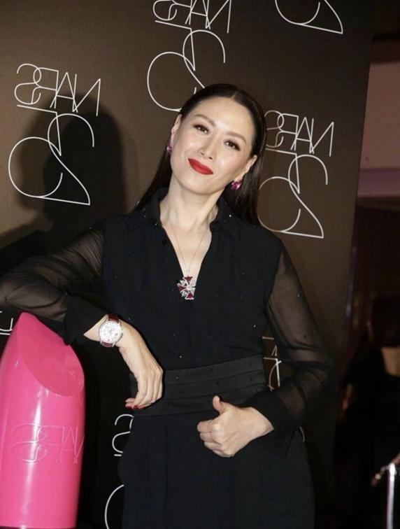 任达华的老婆琦琦美得高调穿礼服优雅端庄高挑饱满身材真迷人