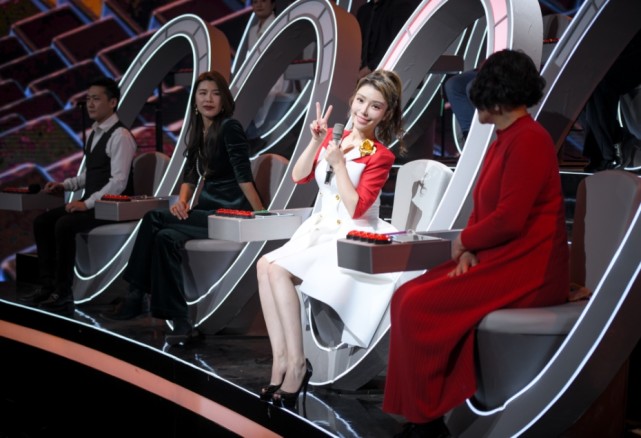 央视当家花旦维妮娜为何节目现场哭到停不下来?