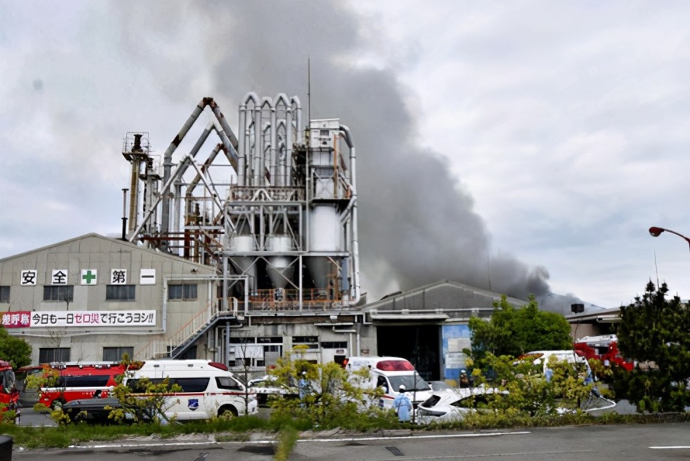 日本福岛一家化工厂爆炸产生刺激性气味附近人员在家中躲避