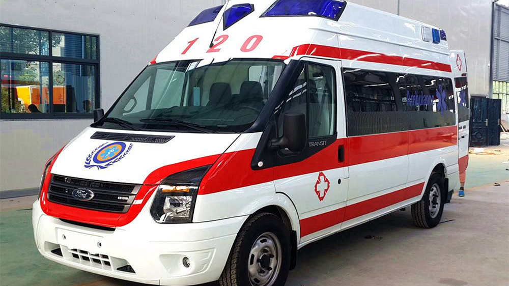 道路拥堵小女孩挨个敲窗请求给救护车让行特种车辆到底该不该让又该