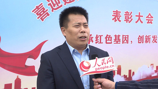 表彰大会上,山东国信国际经济技术合作有限公司董事长孙国庆向该学院