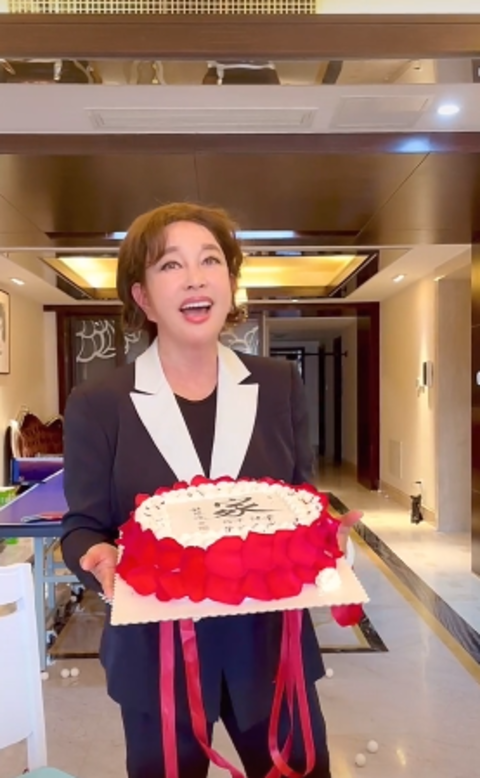 65岁刘晓庆捧蛋糕庆母亲节生图肿胀面具脸吓人背后豪宅首曝光