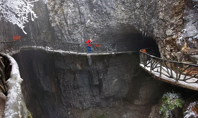 天门山有一处神秘洞穴,传说有巨蟒守护神仙,这是怎么回事呢?_腾讯网