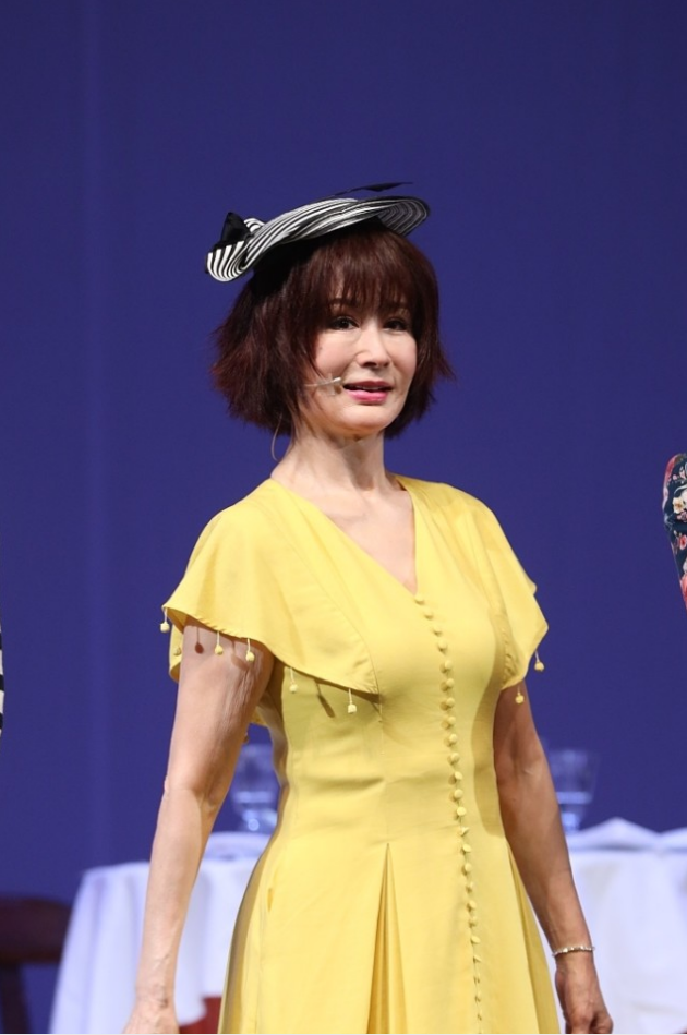 70多岁潘迎紫不服老,穿黄裙硬凹少女感,可皮肤松弛显出真实年纪