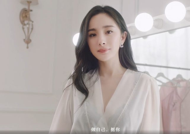 即使是广告的花絮片段中,杨幂看起来也是相当的帅气,身材跟气场都非常