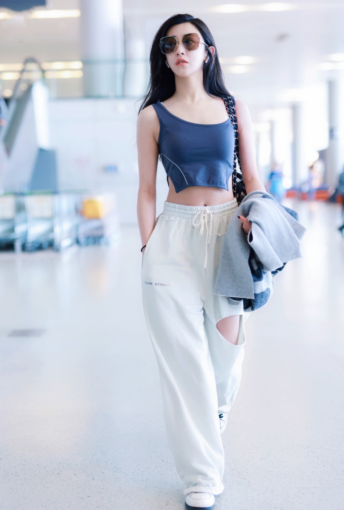 朱圣祎机场休闲look 细腰长腿超slay_腾讯新闻