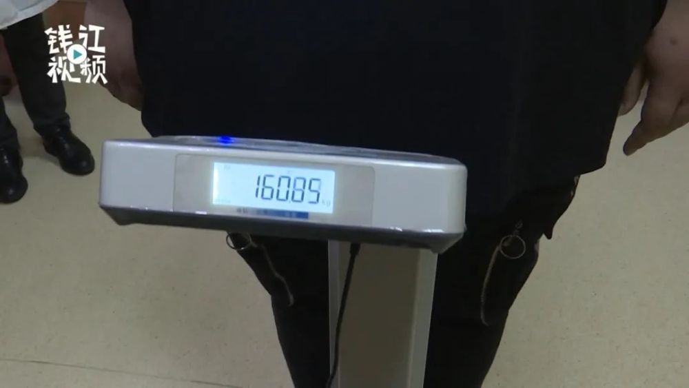 小吴现在上秤的体重是160公斤.