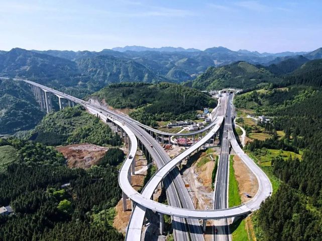 成为了大家关注的对象继去年g8515泸荣高速建成通车之后泸州交通发展