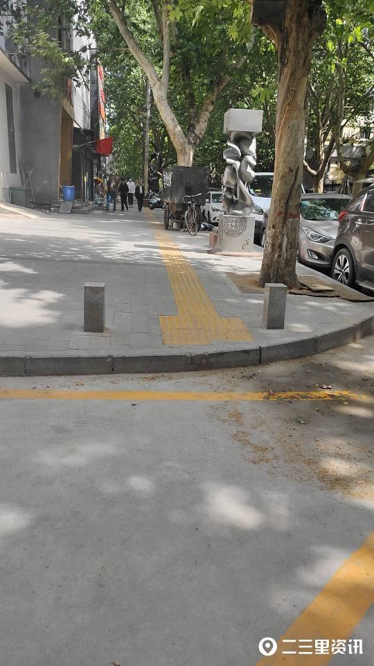 体育馆东路新修人行道口没有无障碍坡道碑林城管已修复完毕