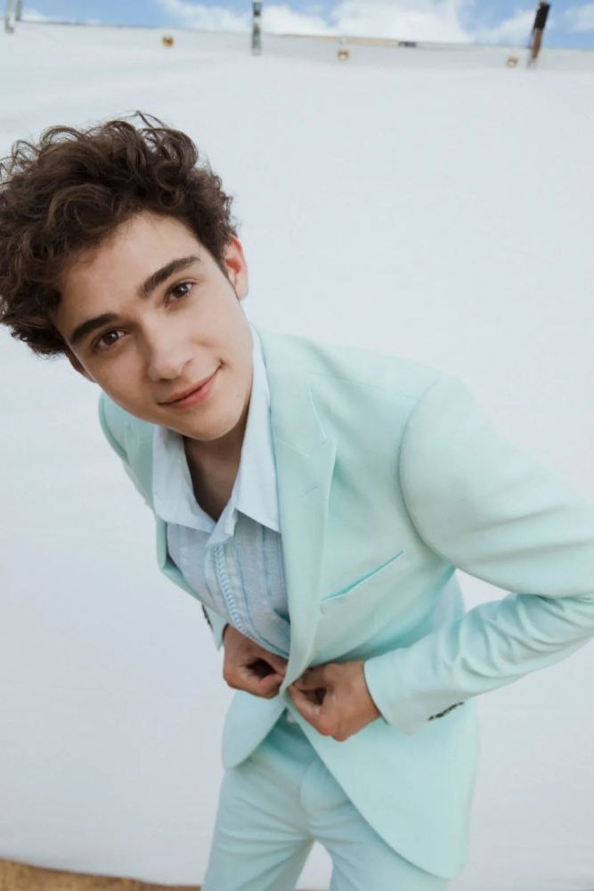 joshua bassett,目前20岁,身高182cm,长得就是那种人畜无害干净阳光大