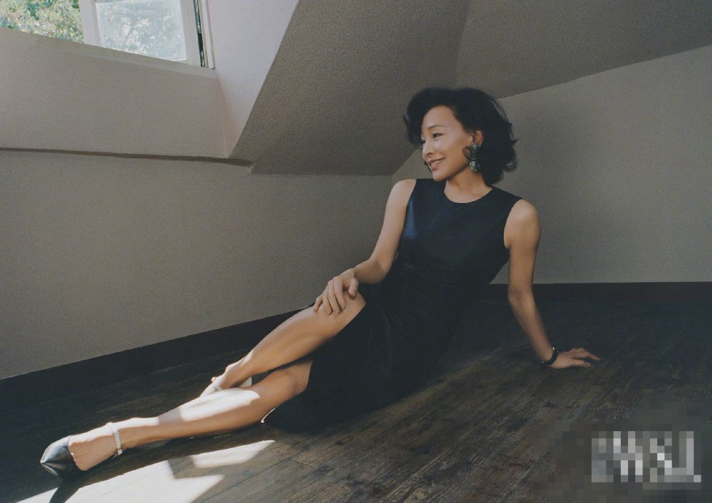 60岁陈冲风韵犹存拍大片穿长款紧身裙秀成熟魅力气质绝了