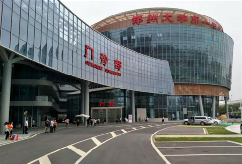 在2006年的一次酒会上,方伟召却看中了生性活泼,面容姣好的郭爽,趁机