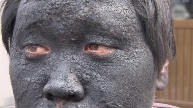 涂抹了颜料这里是韩国的一处地铁站,一位满脸漆黑的男子正在这里徘徊