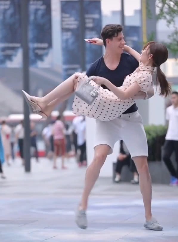 小姐姐不小心踩掉鞋跟意外撩到帅哥宝只怪红豆裙过分美丽