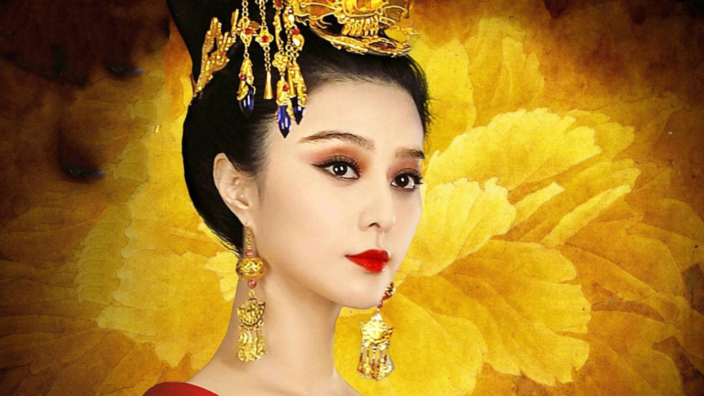 她的父亲是官庆远军节度使,传说她出生当晚,有一只黑凤凰那落到了她家